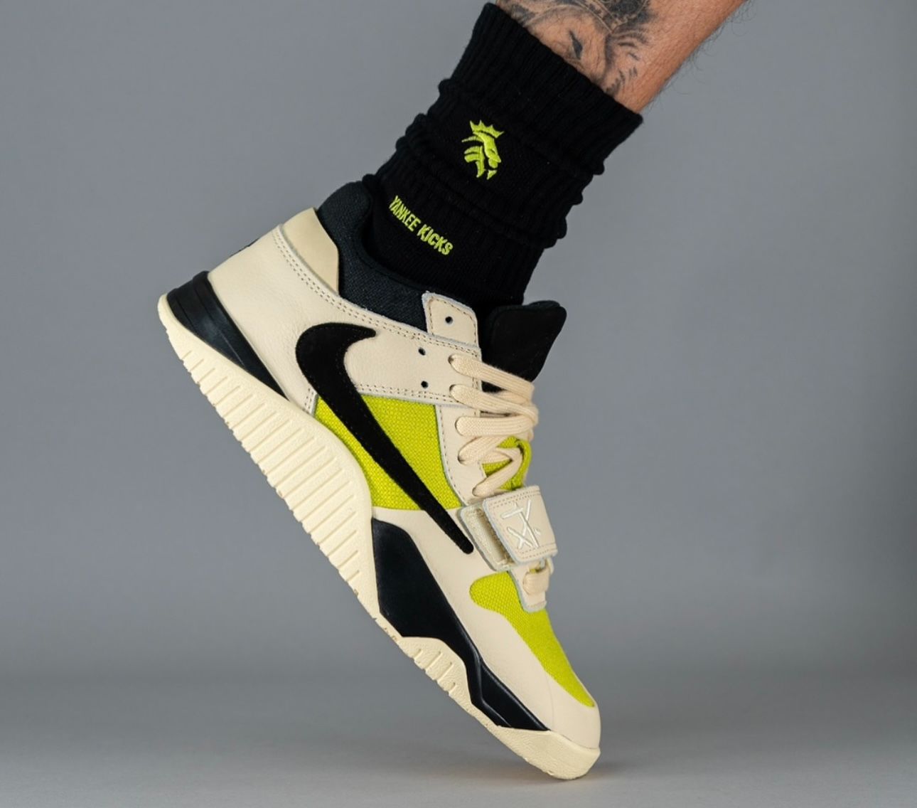  Giày Nike Air Jordan Jumpman x Travis Scott ‘Bright Cactus’ 