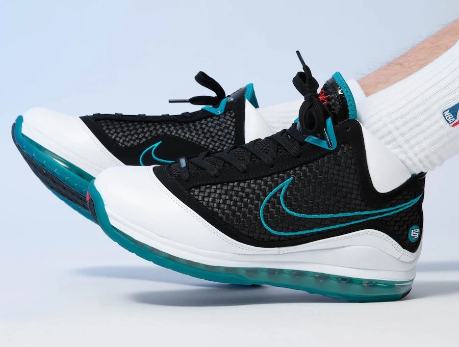  Giày Nike Air Max LeBron 7 Retro QS ‘Red Carpet’ 