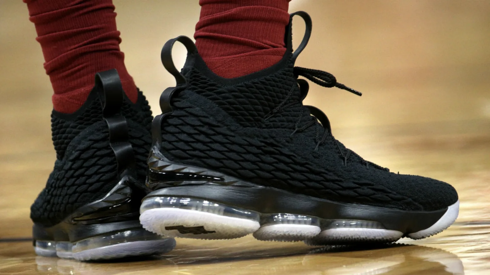  Giày Nike LeBron 15 ‘Black Gum’ 