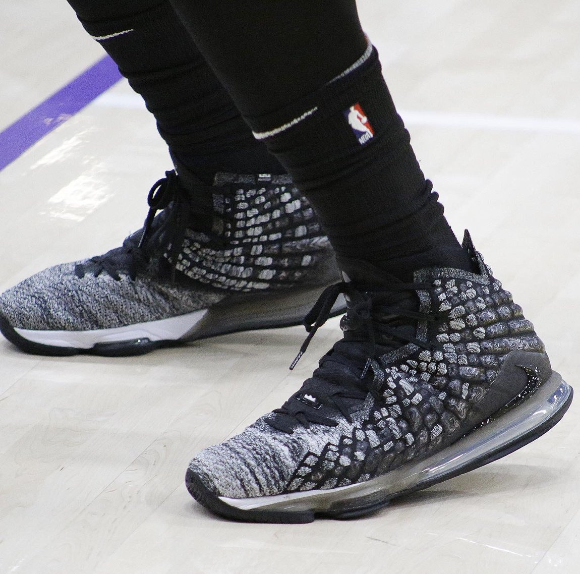  Giày Nike LeBron 17 ‘In The Arena’ 