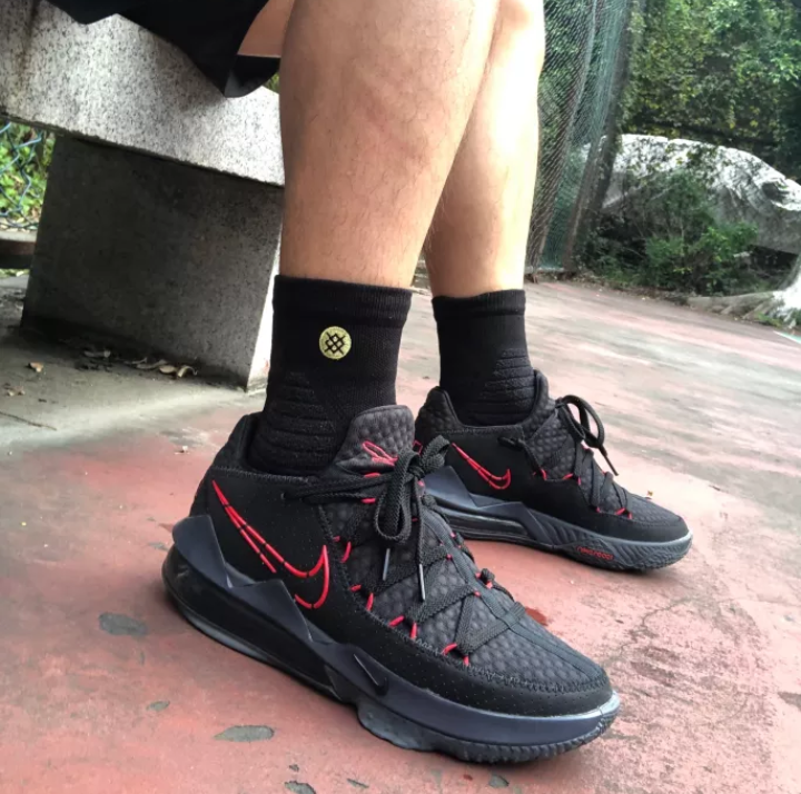  Giày Nike LeBron 17 Low ‘Bred’ 