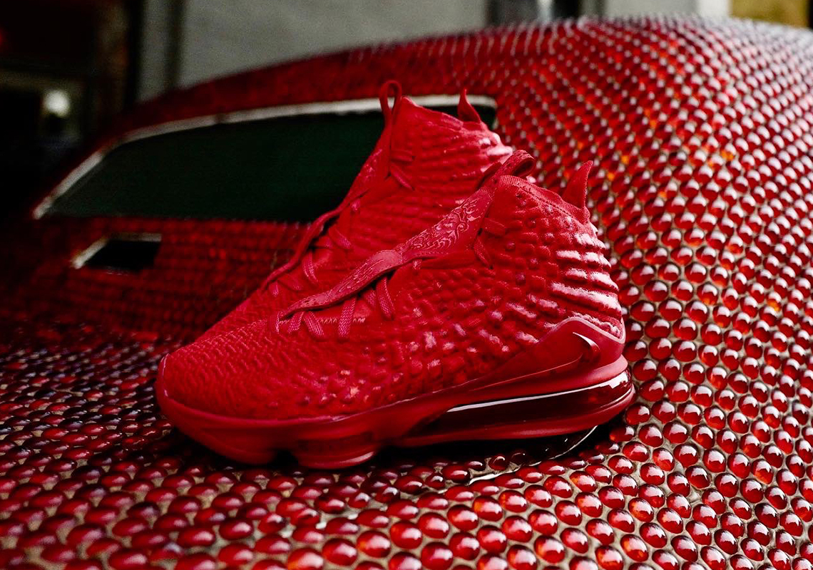  Giày Nike LeBron 17 ‘Red Carpet’ 