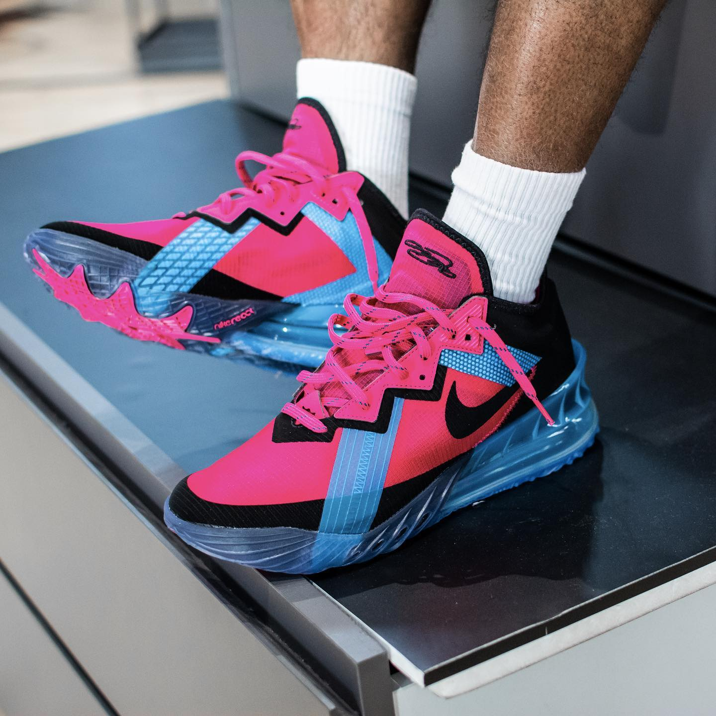  Giày Nike LeBron 18 Low ‘Neon Nights’ 