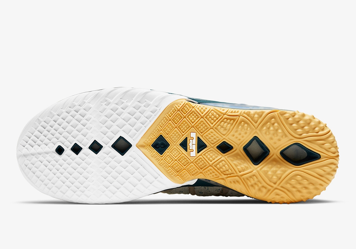  Giày Nike LeBron 18 ‘Reflections Flip’ 