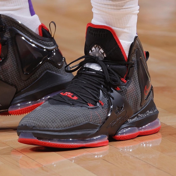  Giày Nike LeBron 19 ‘Bred’ 
