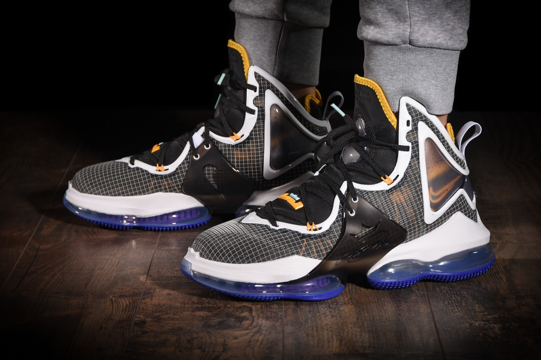  Giày Nike LeBron 19 ‘Graduate’ 