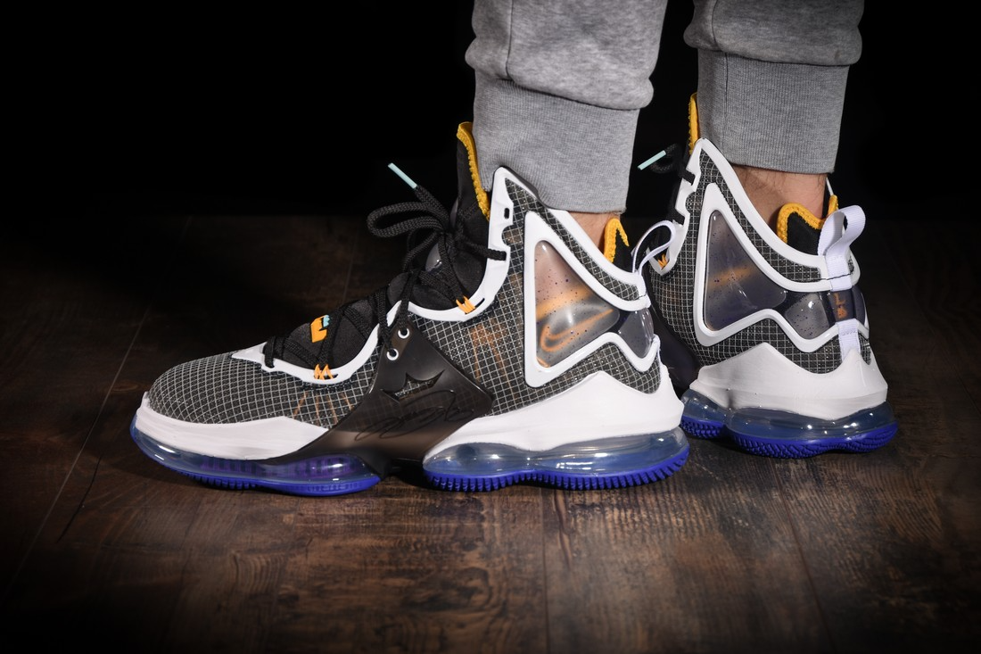  Giày Nike LeBron 19 ‘Graduate’ 