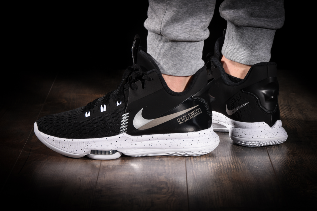  Giày Nike LeBron Witness 5 ‘Black Metallic Silver’ 