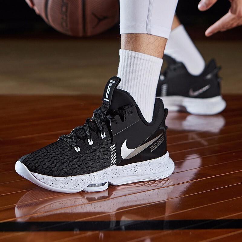  Giày Nike LeBron Witness 5 ‘Black Metallic Silver’ 