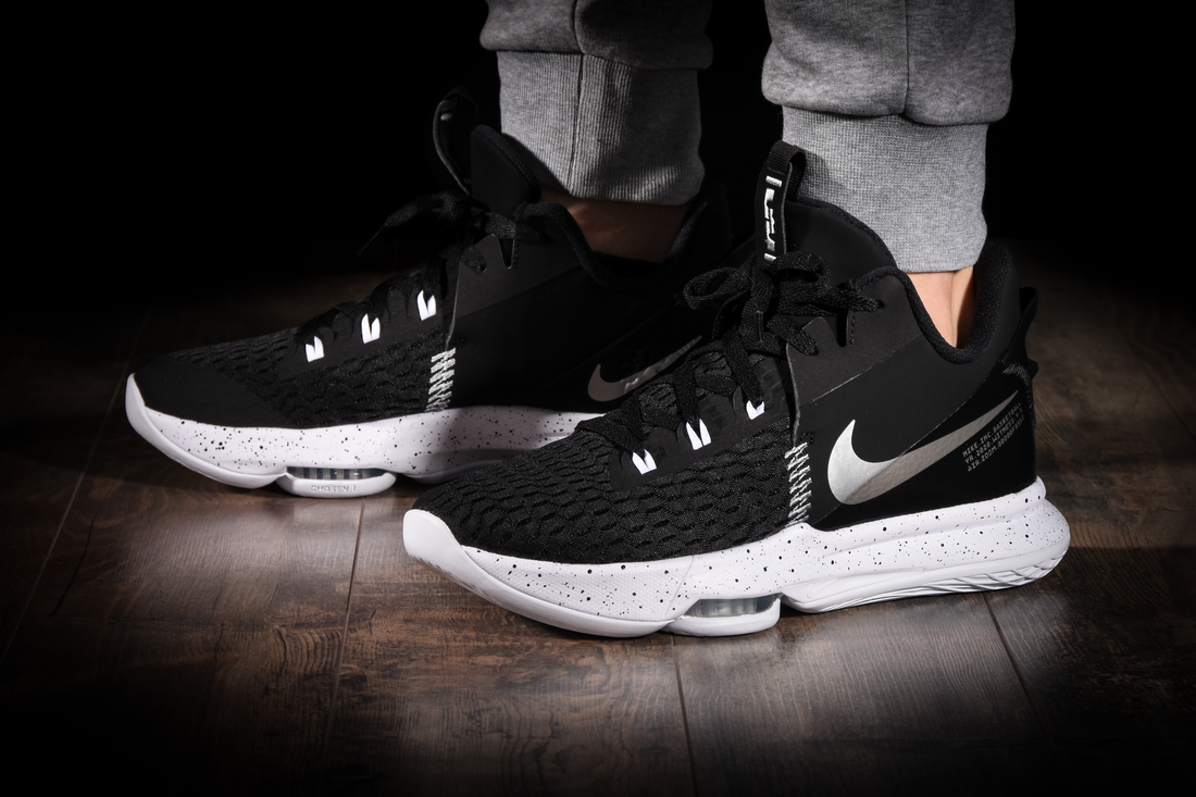  Giày Nike LeBron Witness 5 ‘Black Metallic Silver’ 
