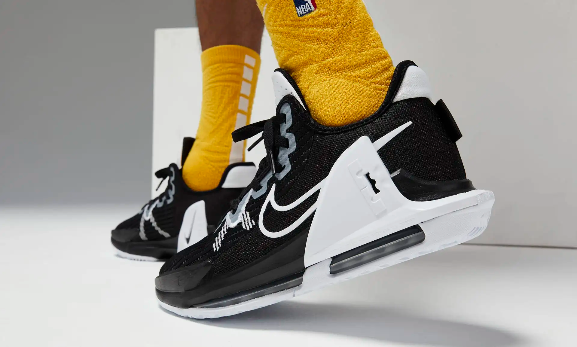  Giày Nike LeBron Witness 6 Team ‘Black’ 