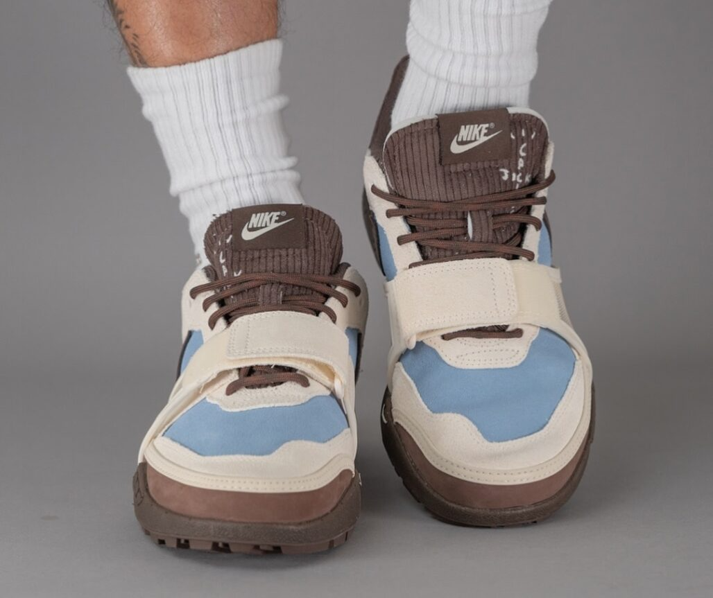  Giày Nike Zoom Field Jaxx Travis Scott ‘Leche Blue’ 