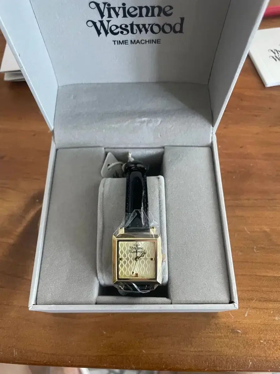  Đồng Hồ Nữ Vivienne Westwood Exhibtor 'Gold' 