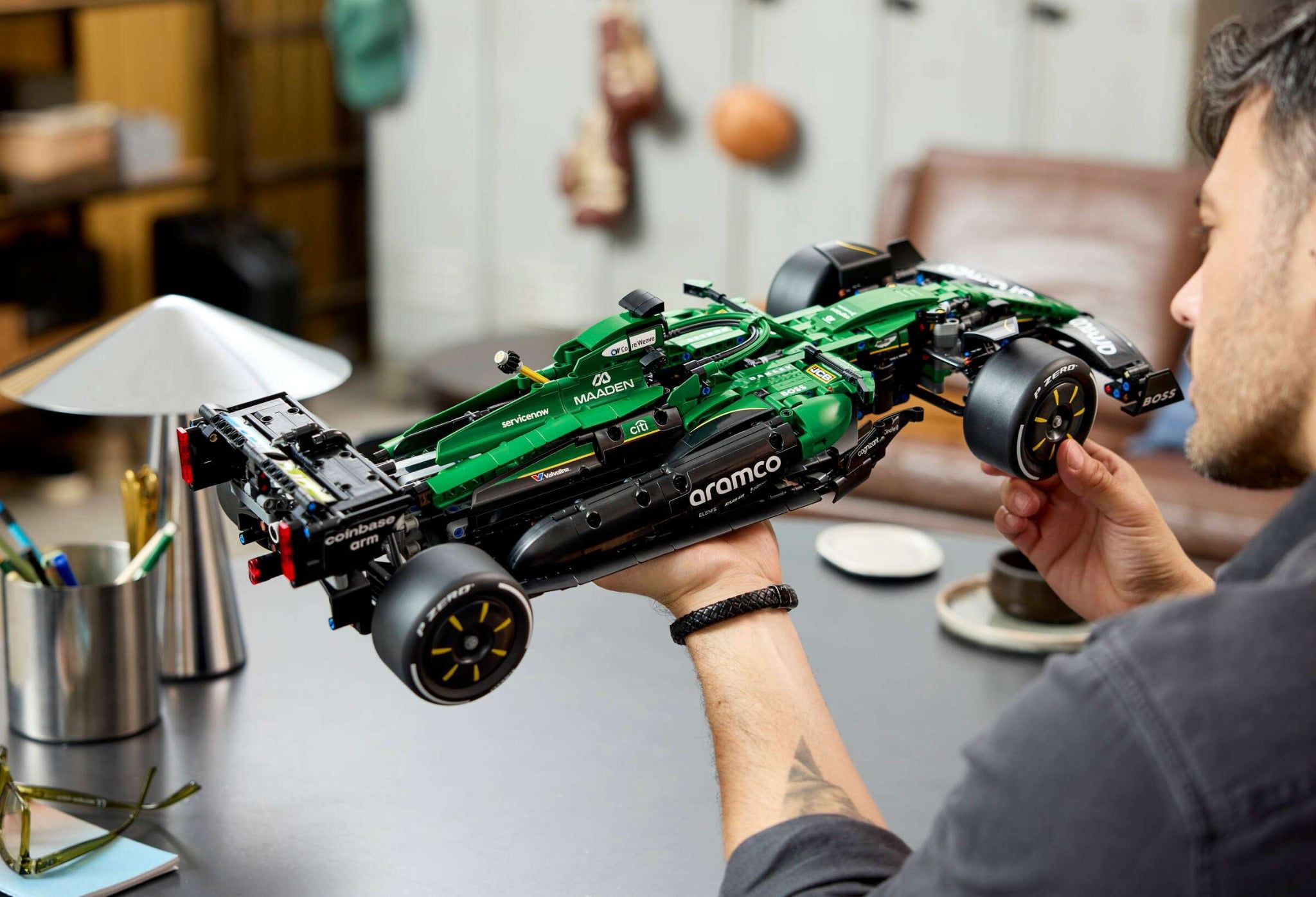  Mô Hình Lego Aston Martin Aramco AMR25 F1® Car 
