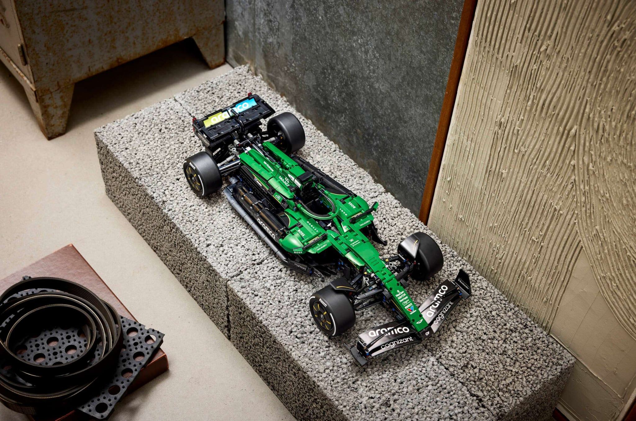  Mô Hình Lego Aston Martin Aramco AMR25 F1® Car 