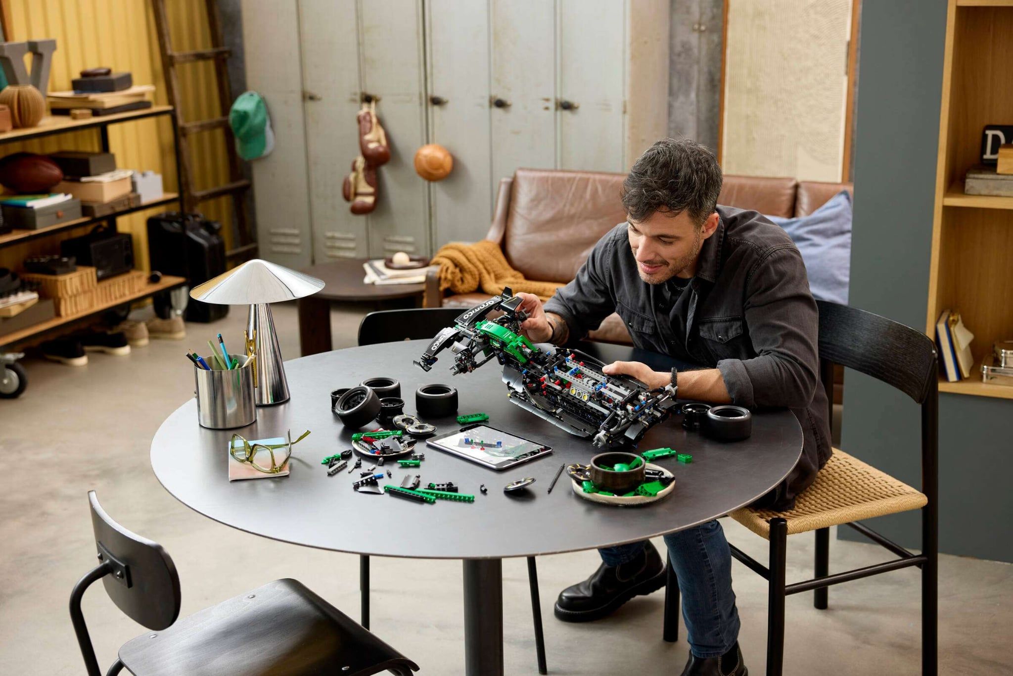  Mô Hình Lego Aston Martin Aramco AMR25 F1® Car 