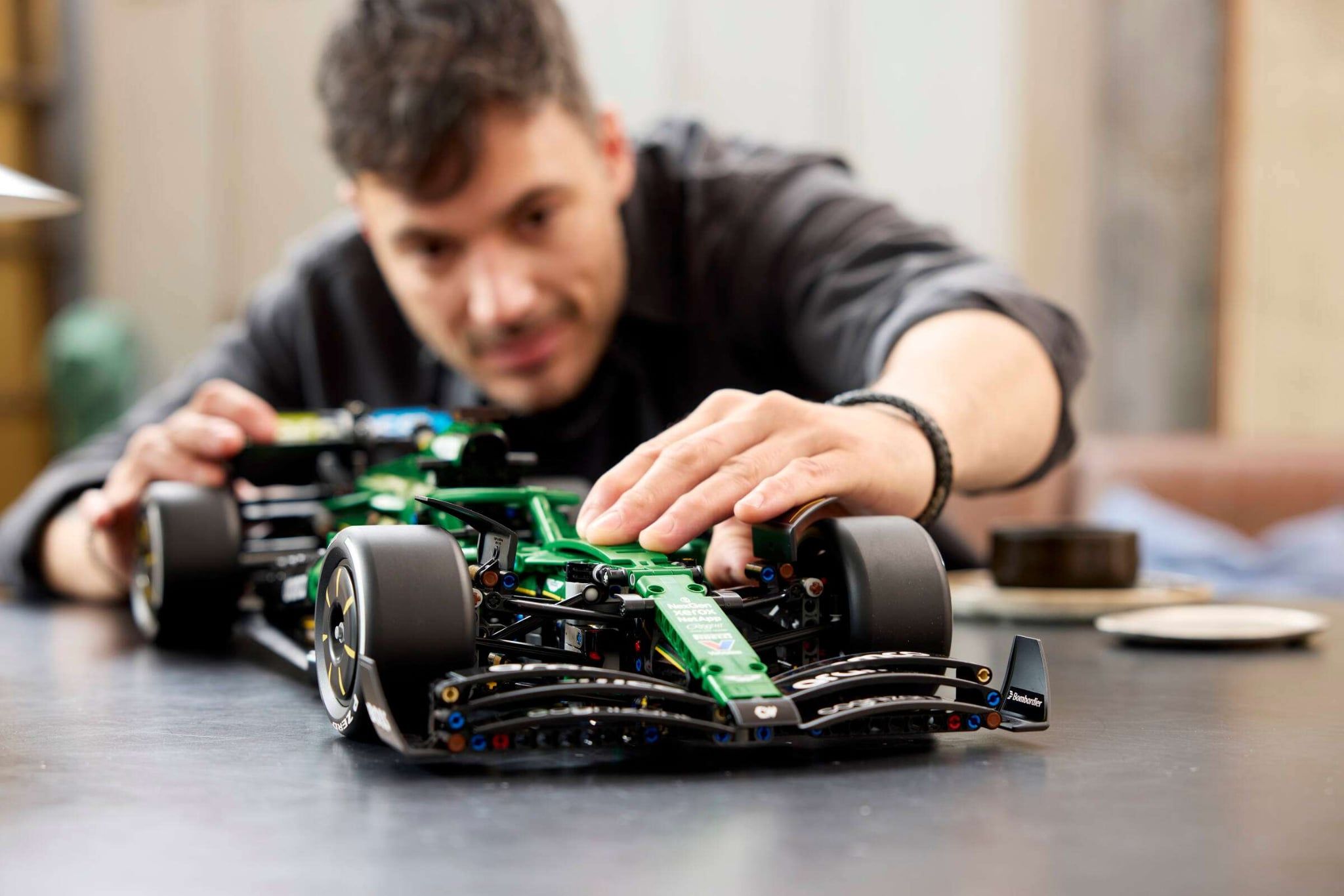  Mô Hình Lego Aston Martin Aramco AMR25 F1® Car 
