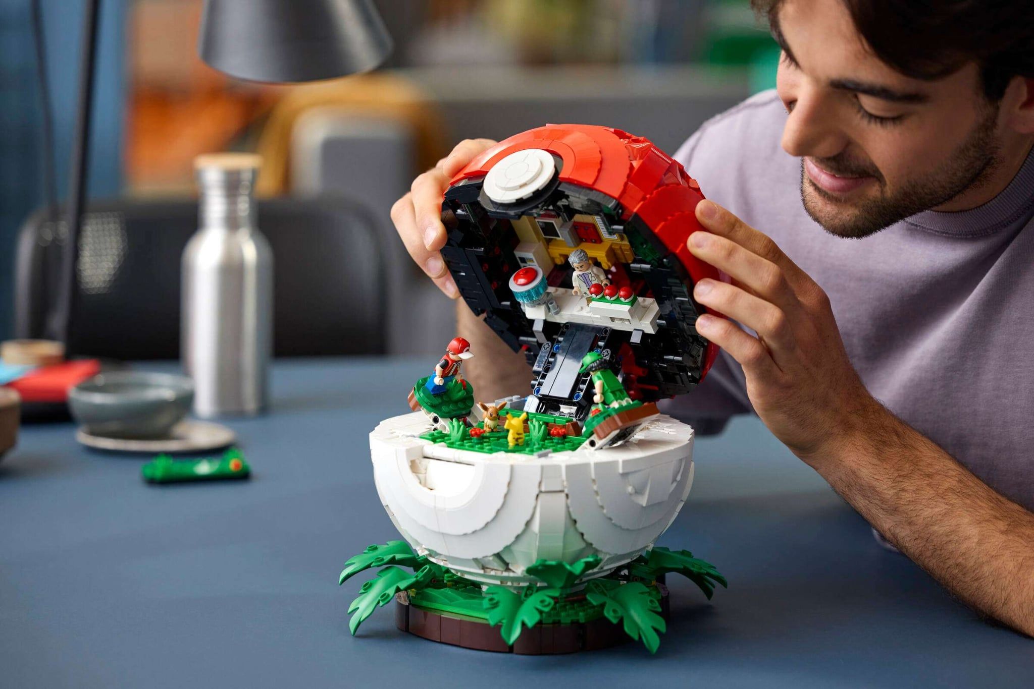  Mô Hình Lego Iconic Trainer Moments Poké Ball 