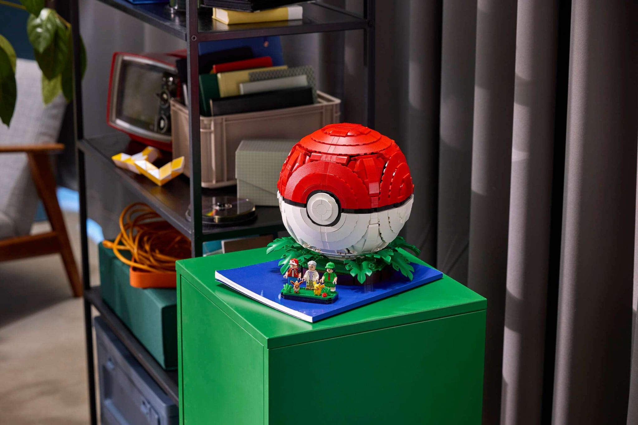  Mô Hình Lego Iconic Trainer Moments Poké Ball 