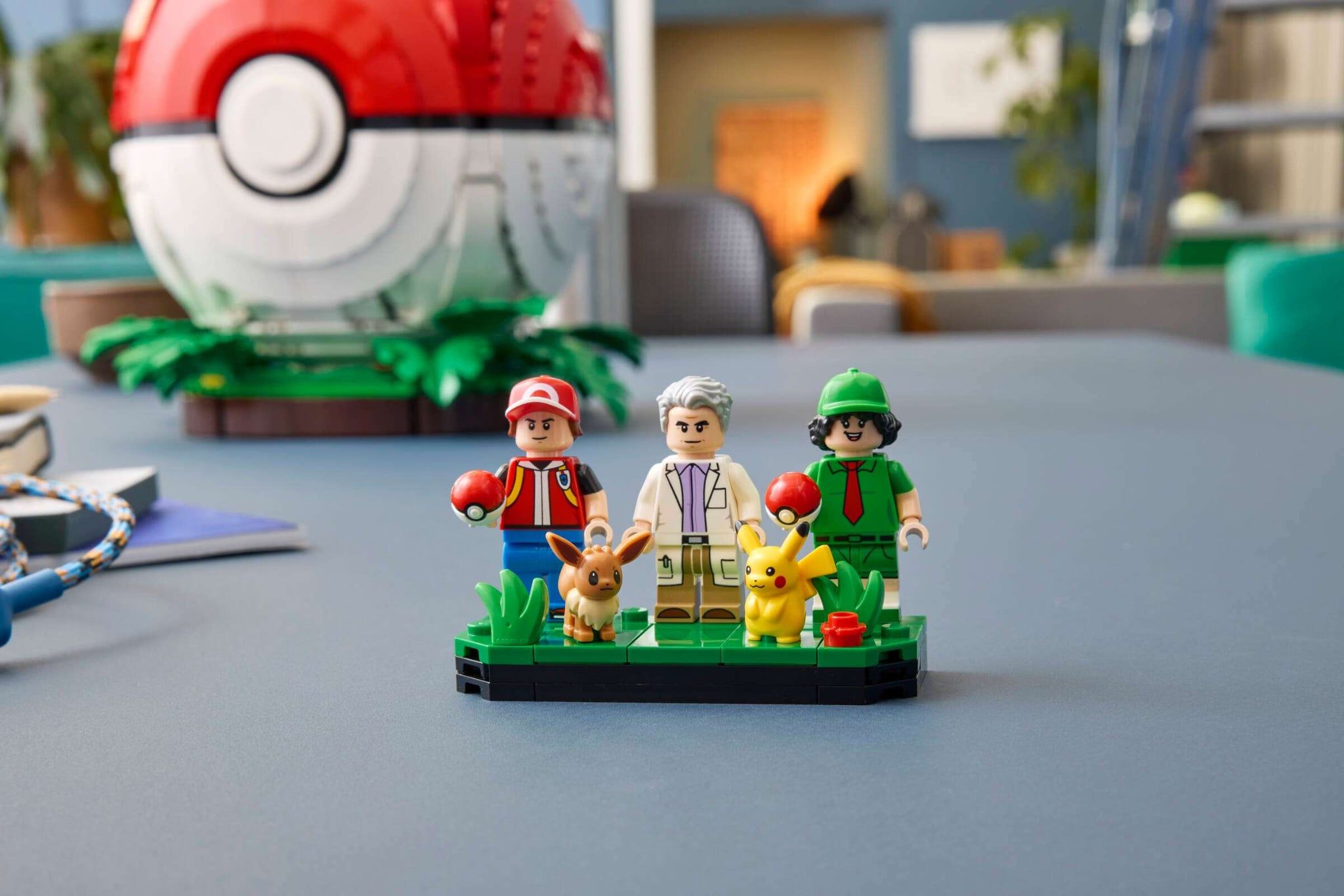  Mô Hình Lego Iconic Trainer Moments Poké Ball 