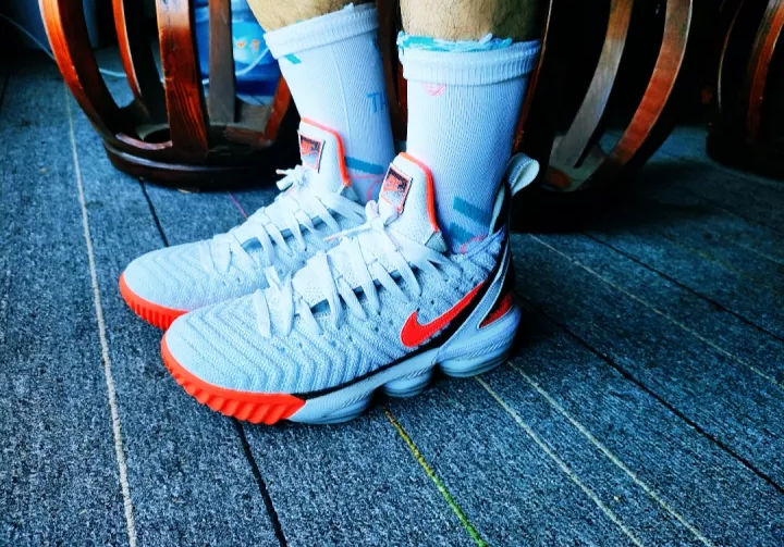  Giày Nike LeBron 16 ‘Air Tech Challenge Hot Lava White’ 