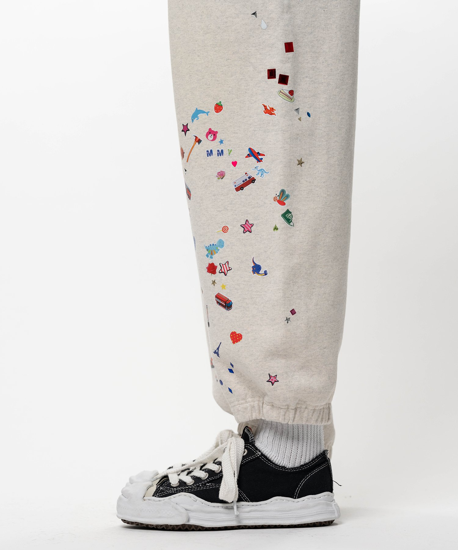  Quần Maison Mihara Yasuhiro Kids Sticker Printed 'White' 