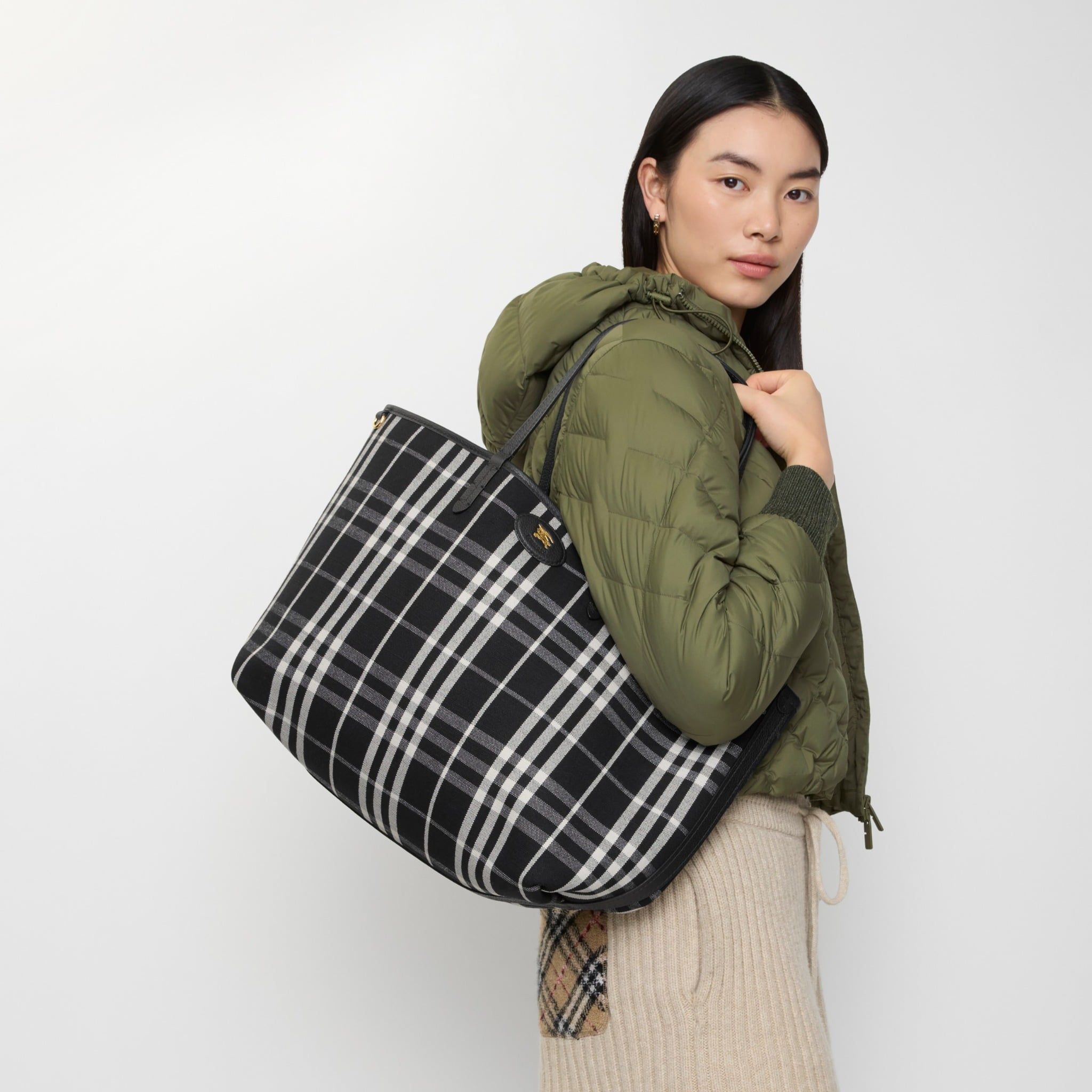  Túi Nữ Burberry Medium Reversible Bloomsbury Tote​ 'Black' 