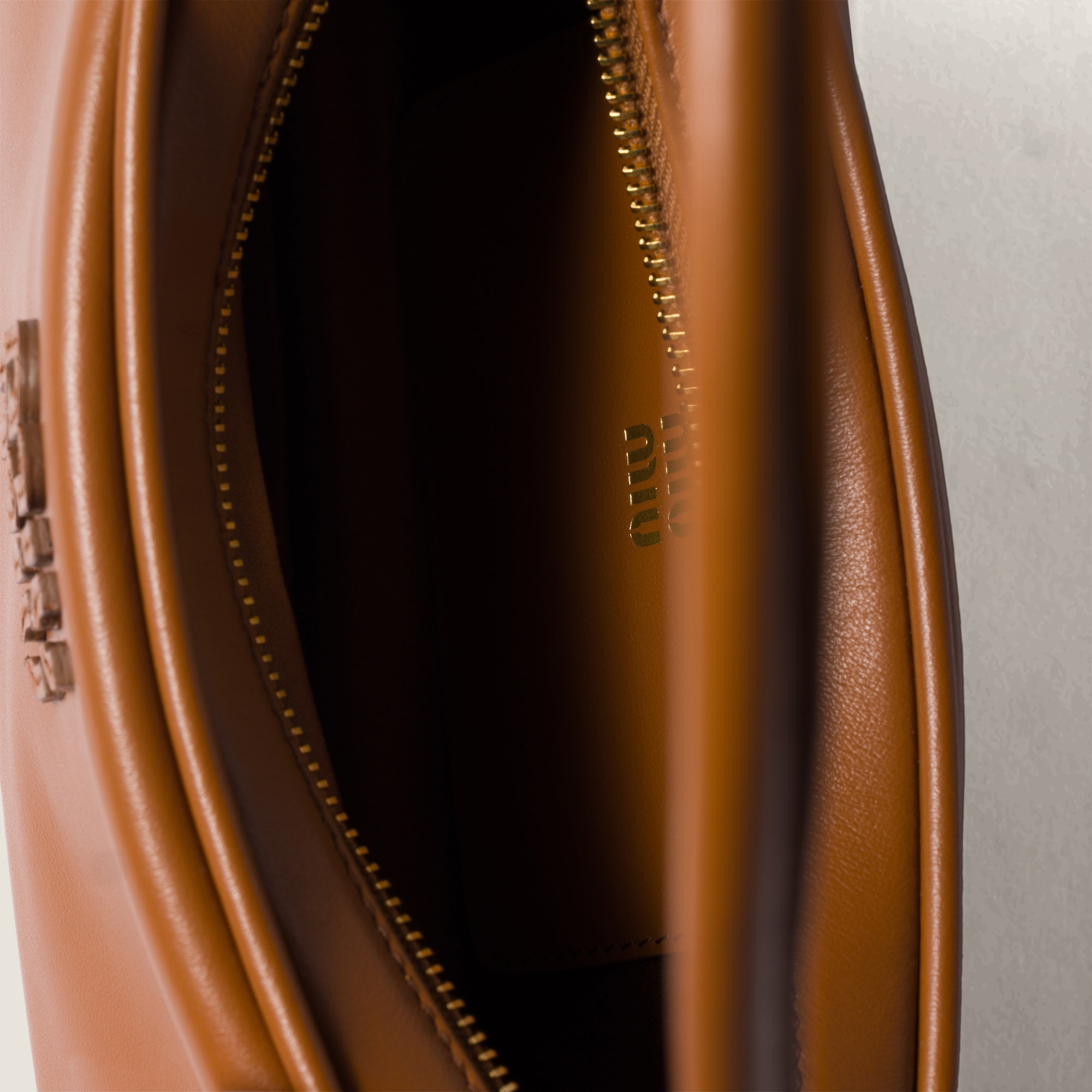  Túi Nữ Miu Miu Leather Pouch 'Cognac' 