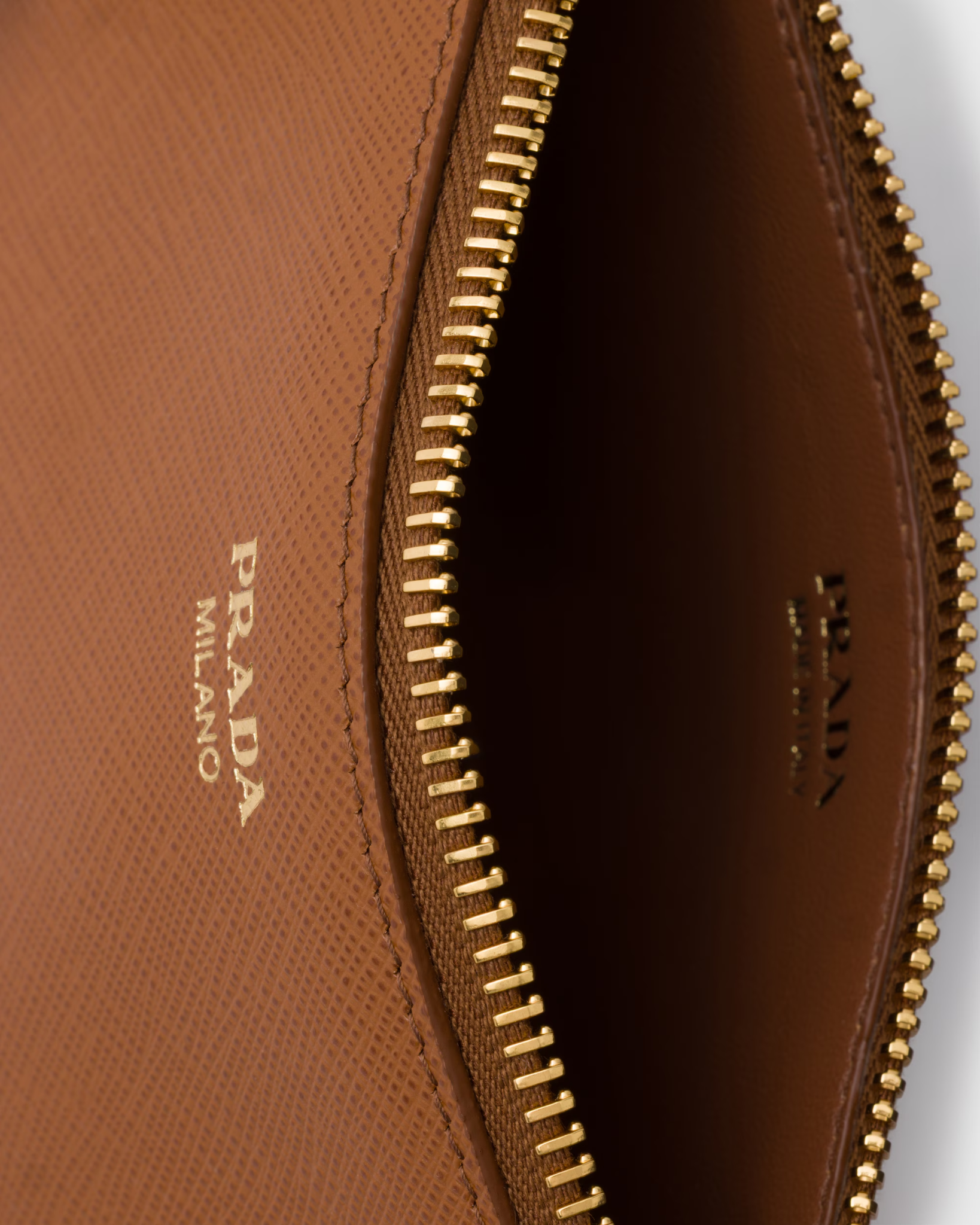  Túi Nữ Prada Saffiano Smartphone Pouch 'Cognac' 