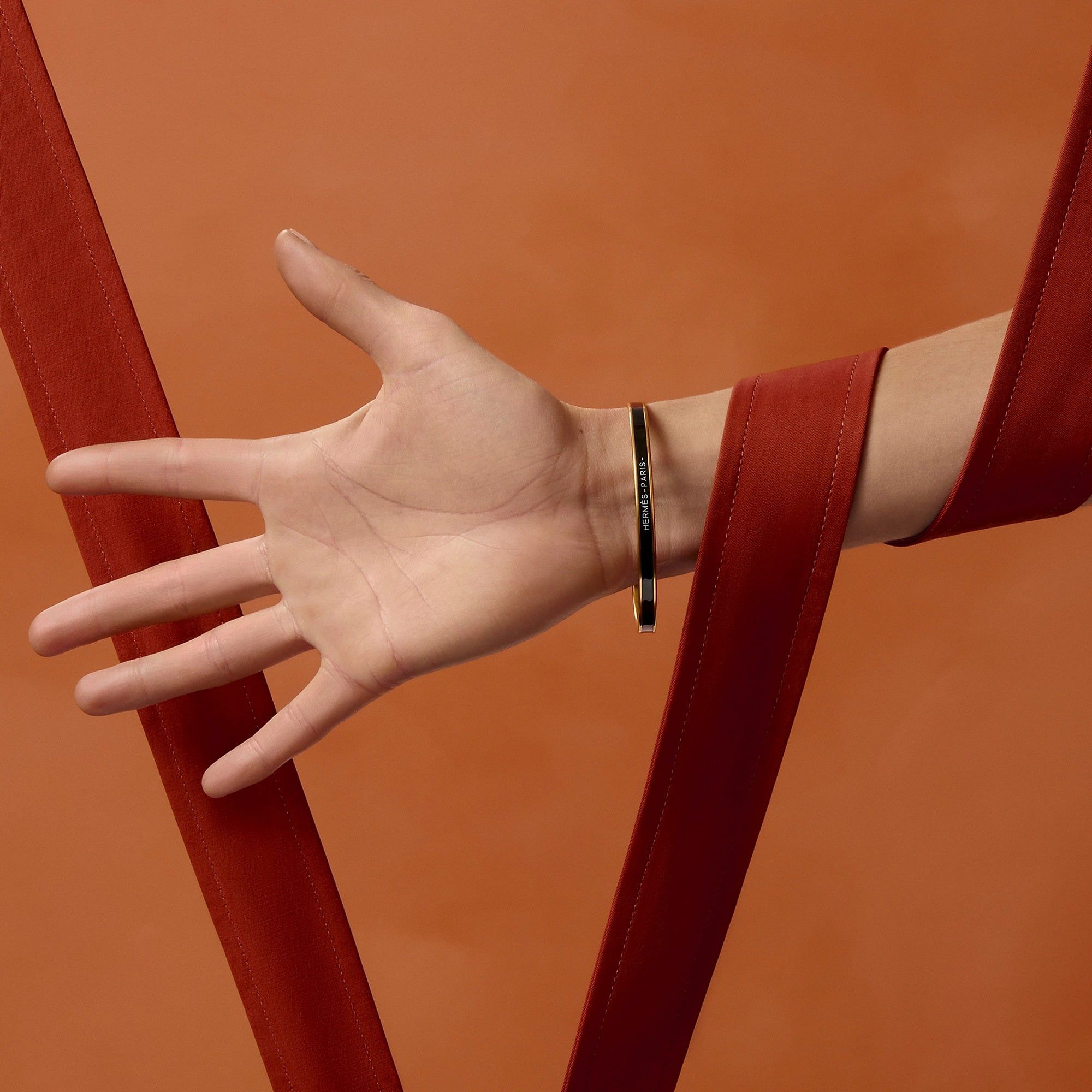  Vòng Tay Nữ Hermes Uni Bangle 'Noir Gold' 