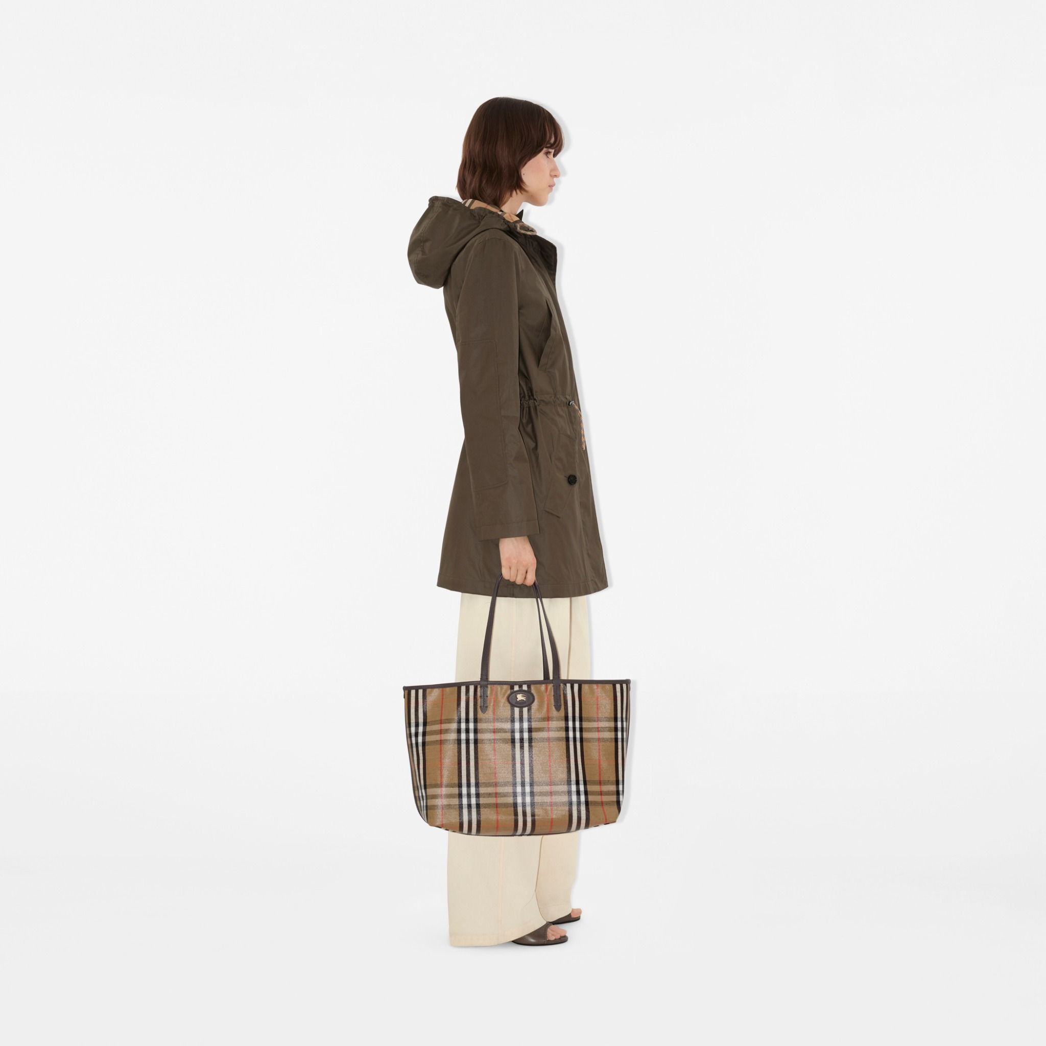  Túi Nữ Burberry Medium Highlands Tote 'Sand' 