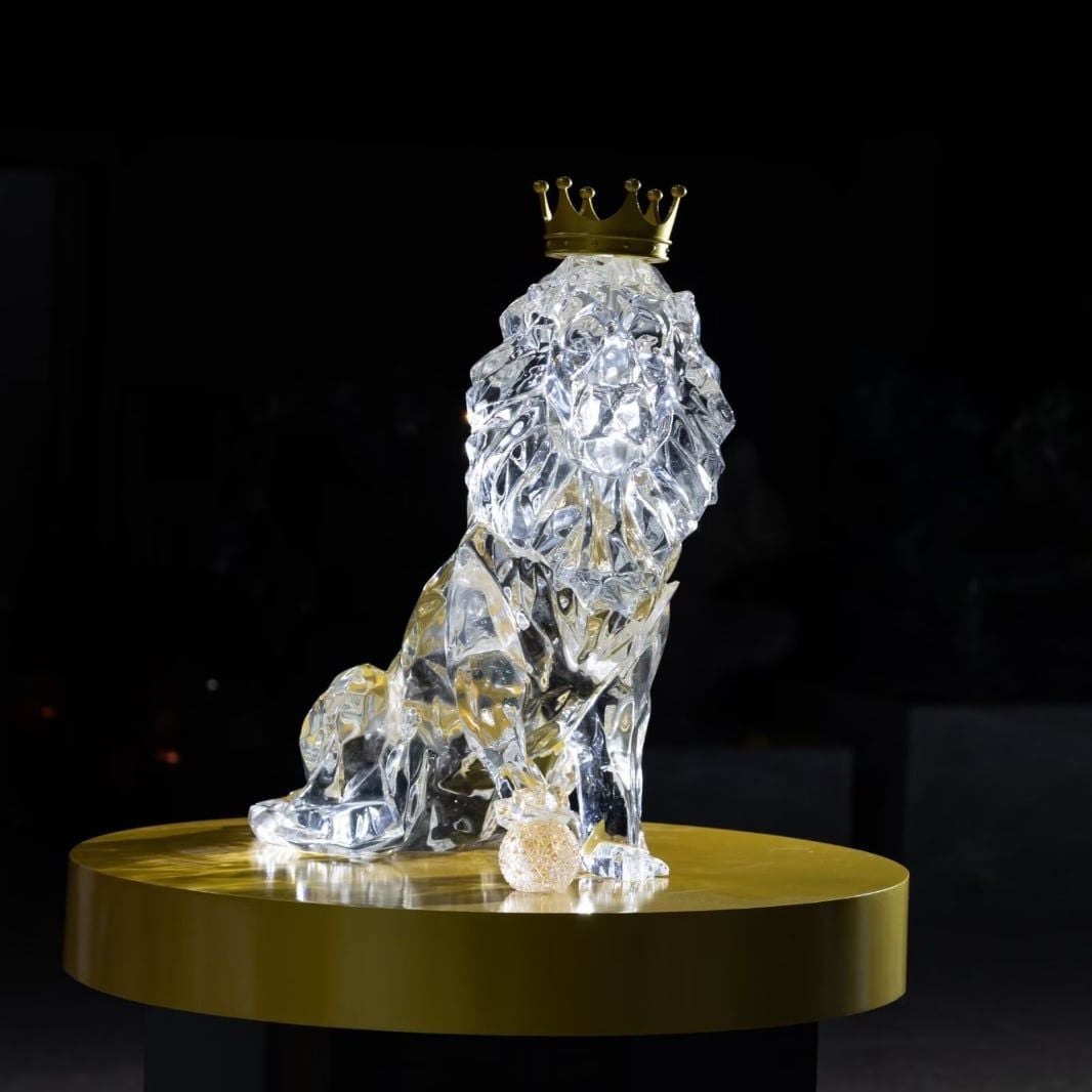  Điêu khắc sư tử đội vương miện trong suốt - Lion 