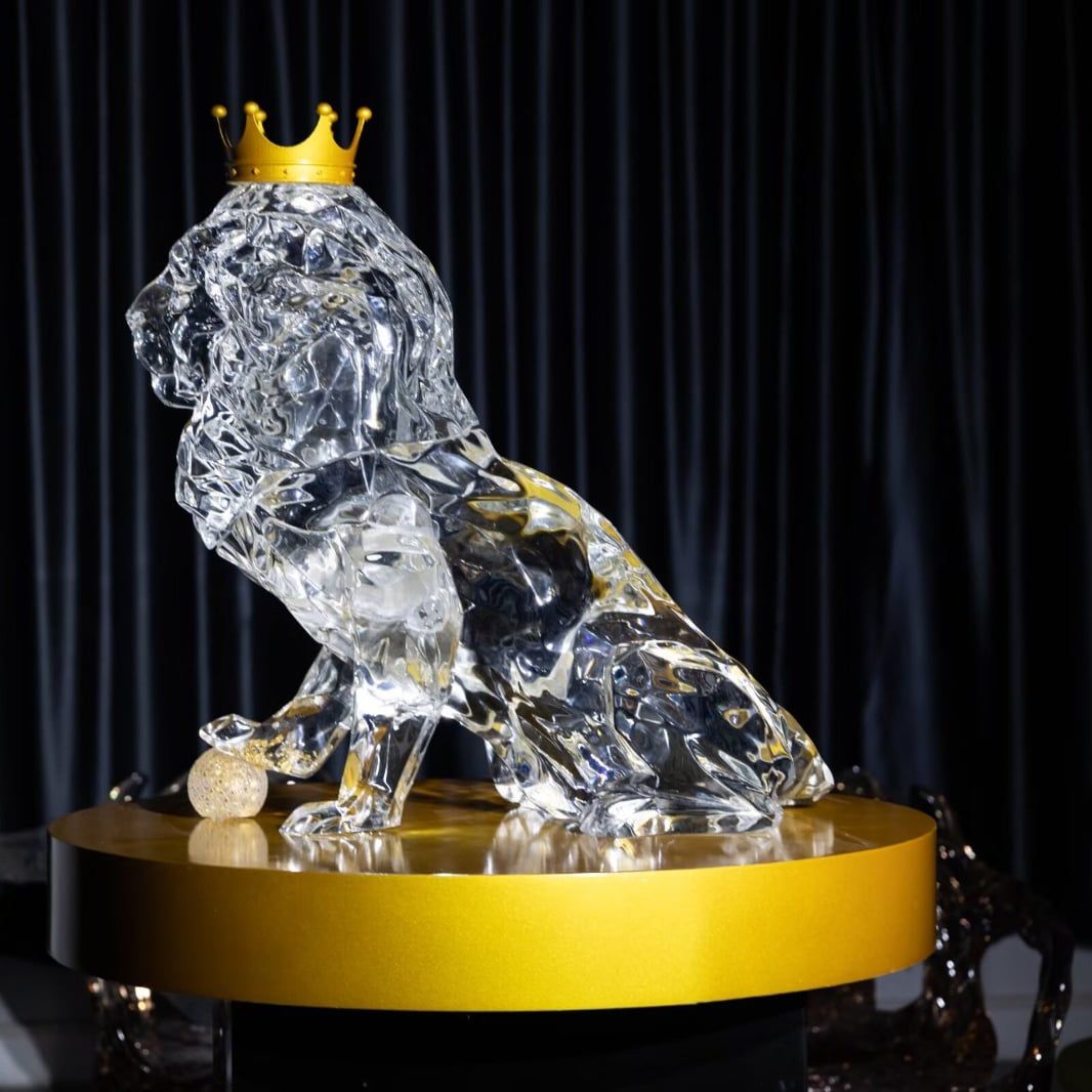  Điêu khắc sư tử đội vương miện trong suốt - Lion 