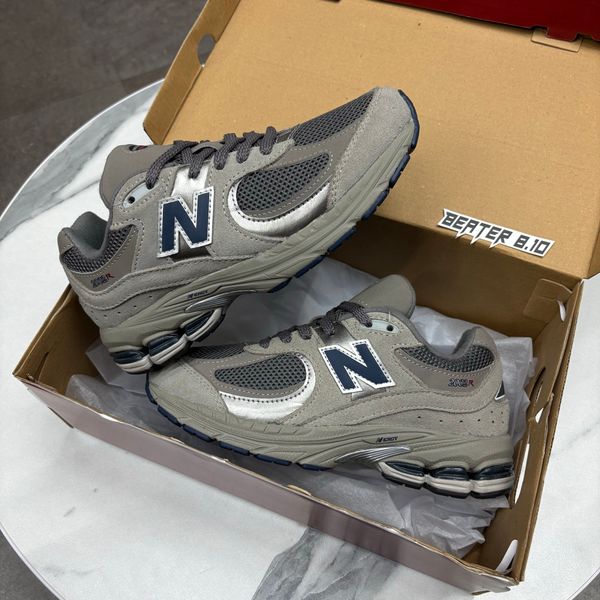 493 - Giày New Balance 2002R lẻ size, thanh lý giá tốt