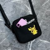 640 - Túi Đeo Chéo New Era x Pokemon Pikachu Shoulder Bag Black - 14124524