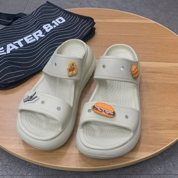 569 - Dép Sandal Clog Unisex Crocs Classic Crush màu kem - 207670-2Y2