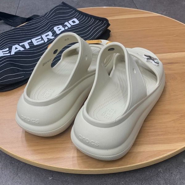 569 - Dép Sandal Clog Unisex Crocs Classic Crush màu kem - 207670-2Y2