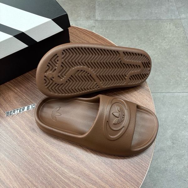 938 - Dép Adidas Adilette Trefoil Badge Slide Flax