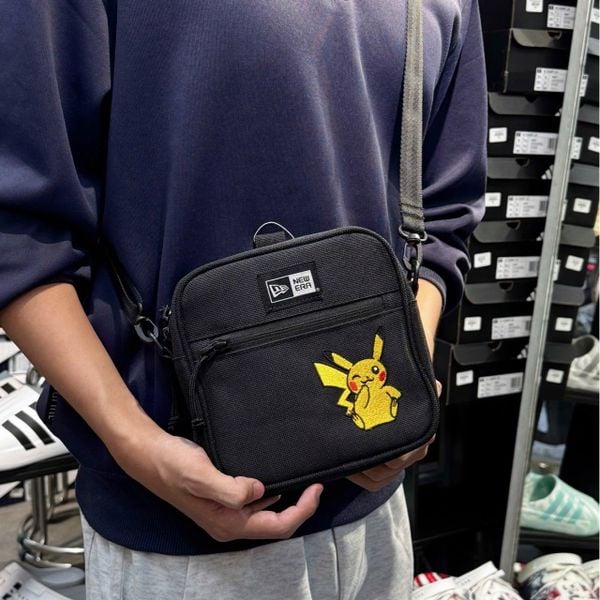 640 - Túi Đeo Chéo New Era x Pokemon Pikachu Shoulder Bag Black - 14124524