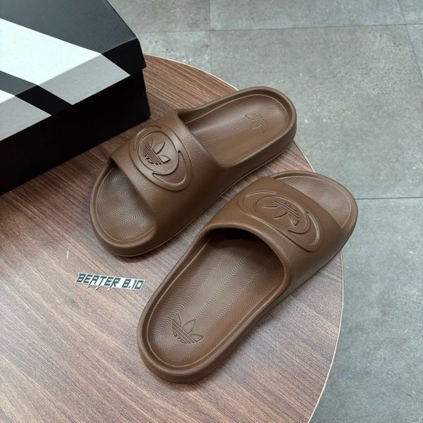 938 - Dép Adidas Adilette Trefoil Badge Slide Flax