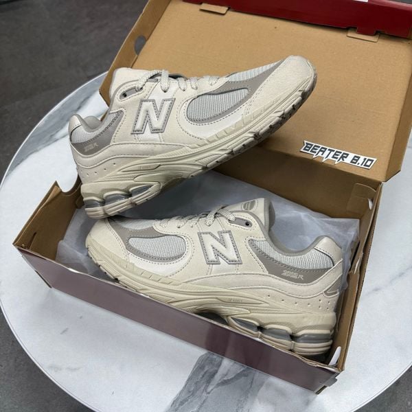 493 - Giày New Balance 2002R lẻ size, thanh lý giá tốt