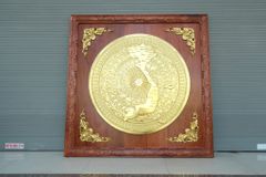 Tranh Trống Đồng Đỏ Đúc Bản Đồ Việt Nam Dát Vàng - Khung Vuông Hương Đá KT 127x127cm mặt trống DK 90cm