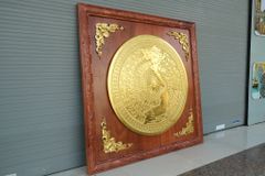 Tranh Trống Đồng Đỏ Đúc Bản Đồ Việt Nam Dát Vàng - Khung Vuông Hương Đá KT 127x127cm mặt trống DK 90cm