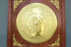 Tranh Trống Đồng Đỏ Đúc Bản Đồ Việt Nam Dát Vàng - Khung Vuông Hương Đá KT 127x127cm mặt trống DK 90cm