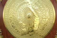 Tranh Trống Đồng Đỏ Đúc Bản Đồ Việt Nam Dát Vàng - Khung Vuông Hương Đá KT 127x127cm mặt trống DK 90cm
