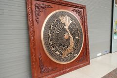 Tranh Trống Đồng Đỏ Đúc Bản Đồ Việt Nam - Khung Vuông Hương Đỏ KT 108x108cm Mặt Trống DK 80cm