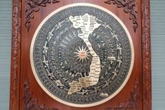 Tranh Trống Đồng Đỏ Đúc Bản Đồ Việt Nam - Khung Vuông Hương Đỏ KT 108x108cm Mặt Trống DK 80cm