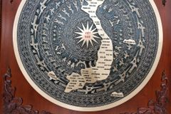 Tranh Trống Đồng Đỏ Đúc Bản Đồ Việt Nam - Khung Vuông Hương Đỏ KT 108x108cm Mặt Trống DK 80cm