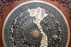 Tranh Trống Đồng Đỏ Đúc Bản Đồ Việt Nam - Khung Vuông Hương Đỏ KT 108x108cm Mặt Trống DK 80cm