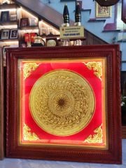 Tranh Trống Đồng - Mặt Gò Dát Vàng Kích Thước 98x98Cm Có Kính